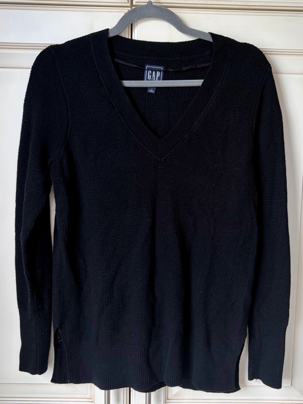 GAP Women’s Black V-Neck Sweater. Medium. Nylon/merino wool & acrylic